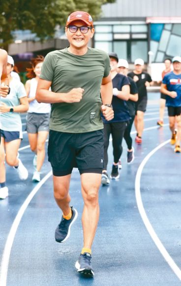 賴鴻政(57歲 雙和醫院副院長)「運動既能維持身心平衡,又能結識新朋友。」記者林俊良/攝影