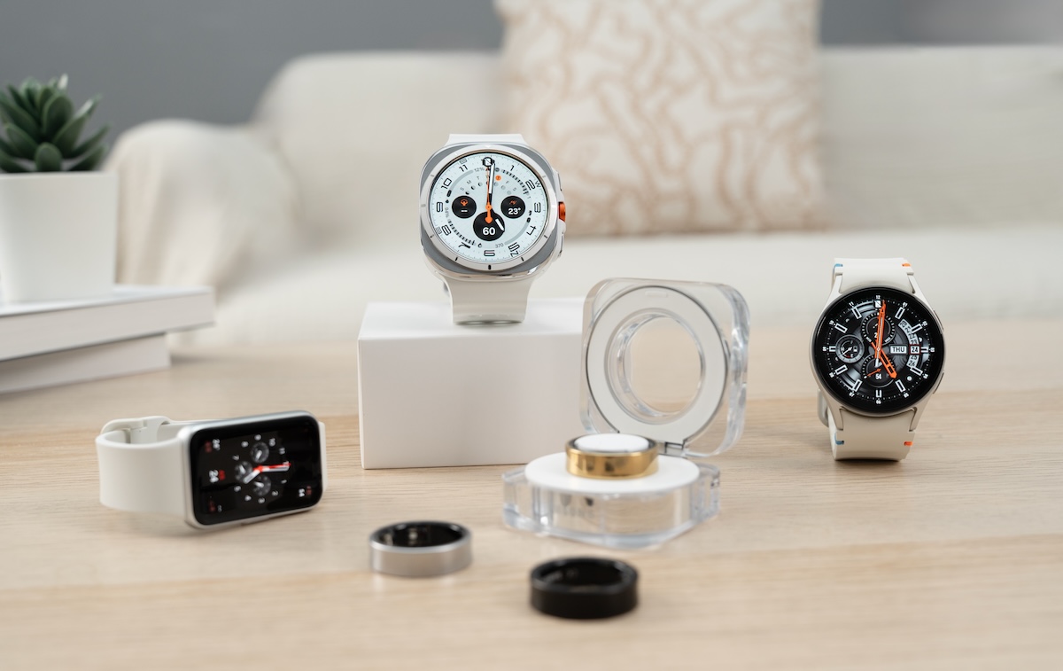 三星穿戴裝置系列包括Galaxy Watch Ultra、Galaxy Watch 7、Galaxy Ring與Galaxy Fit3。Galaxy Watch Ultra以高達100小時的省電模式為特點、Galaxy Watch 7有獨樹一格的懸浮感設計、Galaxy Ring有鈦岩黑、鈦曜銀或鈦馥金的時尚曲面美學,而Galaxy Fit3有長達13天超強續航及睡眠追蹤與超過100種運動追蹤。