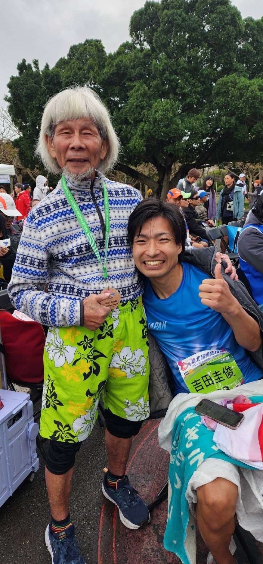 翁竹雄與24小時組冠軍的日本跑者吉田圭俊合影（翁竹雄提供）